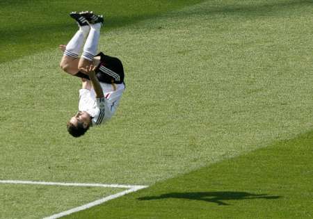 Německý kanonýr Miroslav Klose slaví přemetem gól v síti Ekvádoru v zápase fotbalového MS hraném v Berlíně. | Foto: Shaun Best