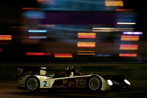 Rinaldo Capello s Audi R10 se v noci řítí okruhem v Le Mans. | Foto: Audi