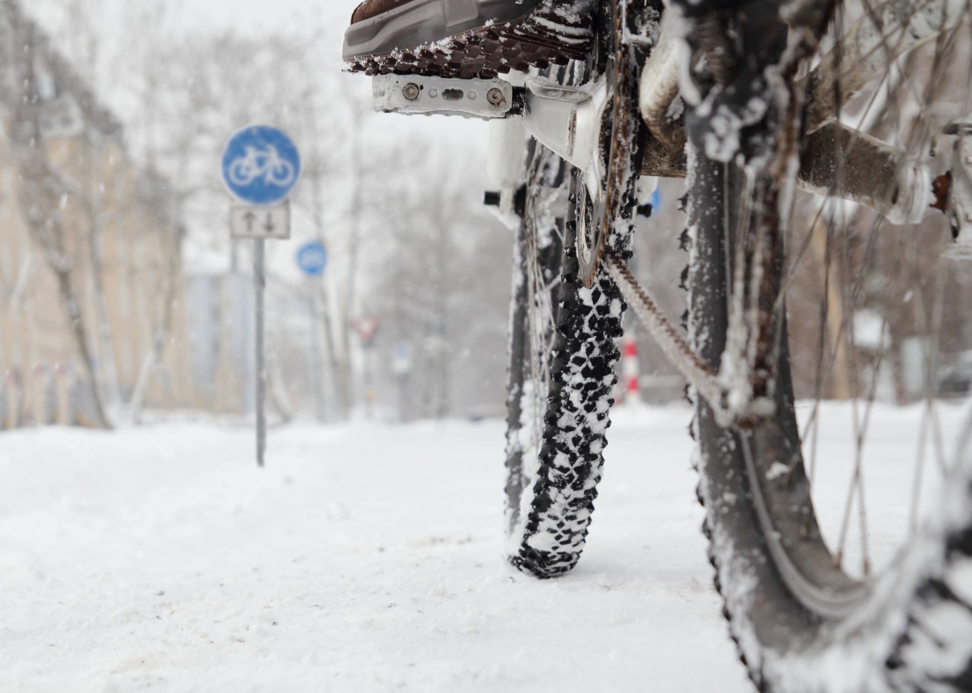 Experience your bike even in the cold, urges the Swedish courier.  Provides winter season tires to volunteers