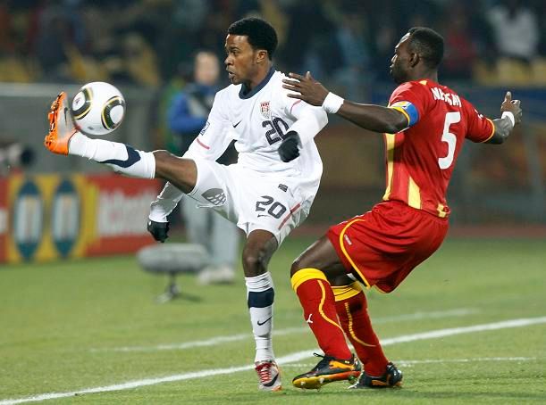 Robbie Finley a John Mensah | Foto: Sport