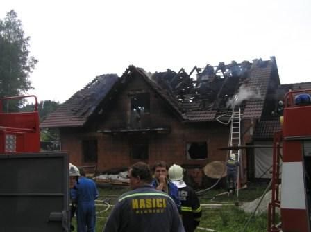 Požár novostavby zasažené bleskem. | Foto: HZS Pk ÚO Klatovy