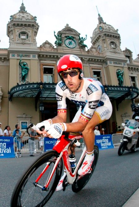 Olymijský vítěz Fabian Cancallera ze stáje Saxo Bank si jede pro vítězství v úvodní časovce Tour de France. | Foto: Reuters