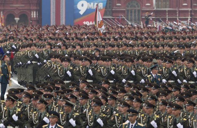 Zástupy ruských vojáků pochodují během slavnostní vojenské přehlídky v Moskvě. | Foto: ČTK