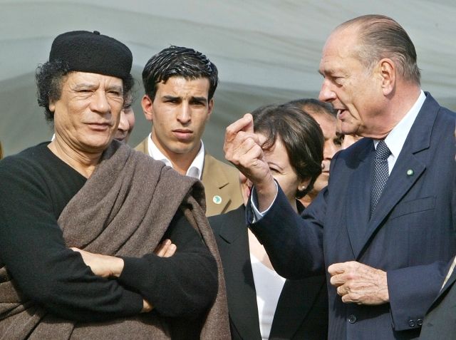 Francouzský prezident Jacques Chirac se 25. listopadu 2004 v Tripolisu setkal s libyjským vůdcem Muammarem Kaddáfím. | Foto: ČTK