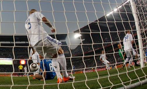 Martin Škrtel vykopává z brankové čáry jednu z italských střel. Byly to ale nervy, kdyby Italové vyrovnali, Slovensko by na MS končilo. | Foto: Sport