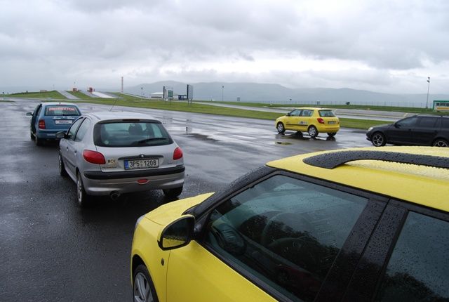 Začátek výcviku vypadá podobně jako kterýkoli jiný kurz - cvičenci se seřadí pěkně za instruktorem | Foto: Radek Pecák