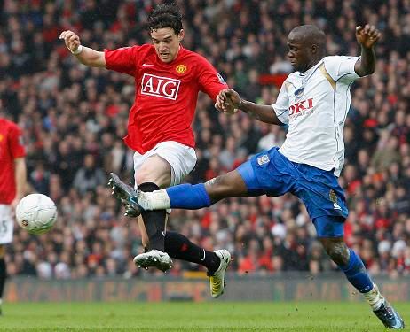 Owen Hargreaves z Manchesteru United v souboji s Lassanou Diarrou z Portsmouthu | Foto: Reuters