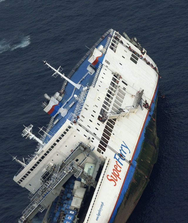 Vloni potopený trajekt The Princess of the Stars s podobným počtem cestujících na palubě neměl tolik štěstí jako Superferry. Z 850 se jich zachránila sotva padesátka. | Foto: Reuters