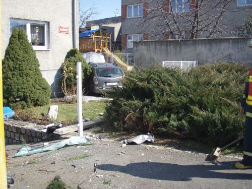 Nehoda sanitky a osobního auta stála život náhodného chodce | Foto: HZS Moravskoslezského kraje