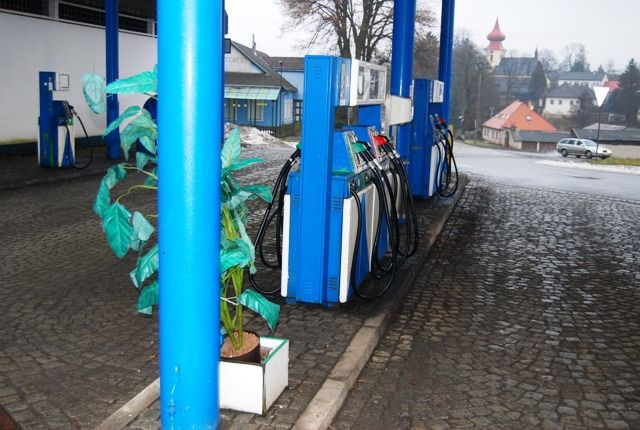 Dokonce mezi stojany zůstala umělá květina | Foto: Aktuálně.cz