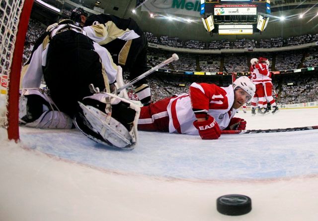 Daniel Cleary přihlíží práci svého spoluhráče Brada Stuarta. Mohl být spokojen. | Foto: Reuters