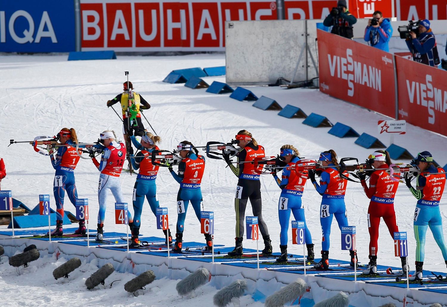 Биатлон прямая трансляция. Чемпионат мира по биатлону Хохфильцен 2017. Биатлон Хохфильцен Чемпионат мира. ЧМ по биатлону масс-старт. Биатлон старт.