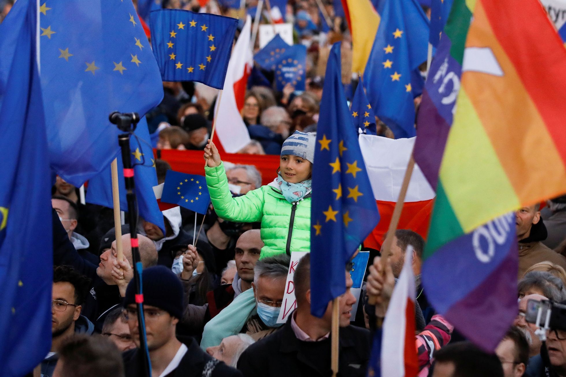Polacy demonstrują na rzecz Unii Europejskiej.  Były premier Tusk wezwał do protestów