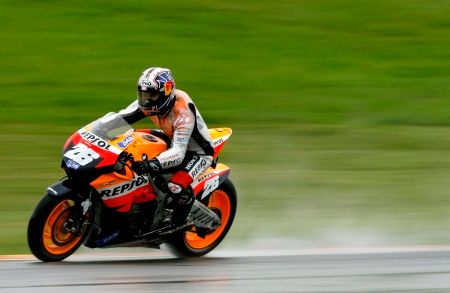 Dani Pedrosa se svojí Hondou MotoGP během kvalifikace na Velkou cenu Itálie v Mugellu. | Foto: Reuters