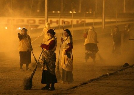 Ženy během nočního zametání ulic hlavního města. | Foto: REUTERS/Eduard Kornijenko