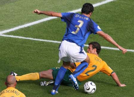 Ital Fabio Grosso (v modrém) padáv pokutovém území přes Lucase Neilla z Austrálie. | Foto: Reuters