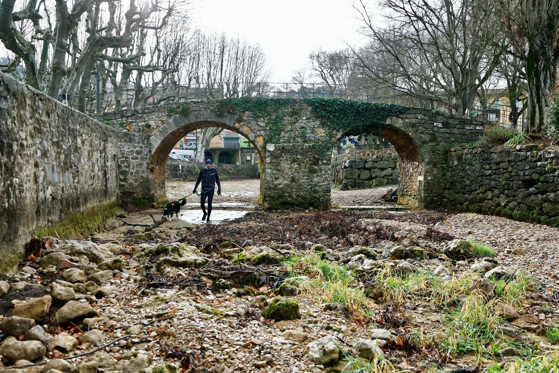 Image : Promenez-vous le long du lit de la rivière.  La France a déjà subi une sécheresse record en mars