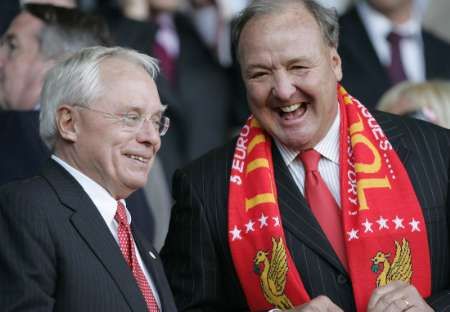 Noví majitelé Liverpoolu Tom Hicks (vpravo) and George Gillett udělali dobrý nákup - mohou slavit | Foto: Reuters