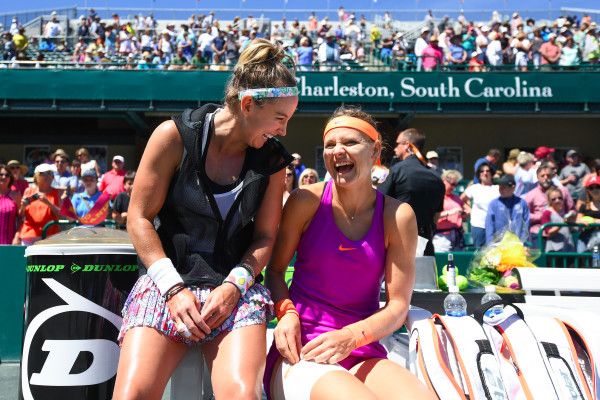 Lucie Šafářová a Bethanie Matteková-Sandsová slaví titul v Charlestonu | Foto: Volvo Car Open