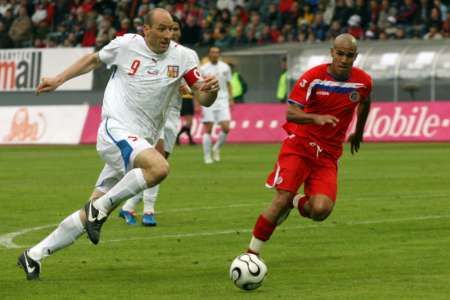 Český útočník Jan Koller (vlevo) který nastoupil do utkání po devítiměsíční pauze, svádí souboj o míč s Douglasem Sequeirou při přípravném utkání Česko - Kostarika. | Foto: Reuters