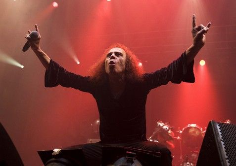 17. 5. - Ronnie James Dio, hardrocková legenda - Ve věku 67 let zemřela legenda hard rocku a metalu, zpěvák Ronnie James Dio. Hardrockový démon malého vzrůstu před více než třiceti lety nahradil Ozzyho Osbourna v čele metalové kapely Black Sabbath; proslavil se také účinkováním se skupinou Rainbow a s vlastní kapelou Dio. 
 Připomeňte si tuto osobnost ve článku zde . | Foto: Aktuálně.cz