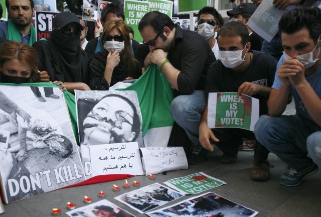 Íránci protestují v Istanbulu s fotografií zastřelené Nedy Agha-Soltaniové. | Foto: Reuters