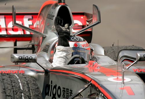 Fernando Alonso zdraví z kokpitu McLarenu diváky po vítězství v Monaku. | Foto: Reuters