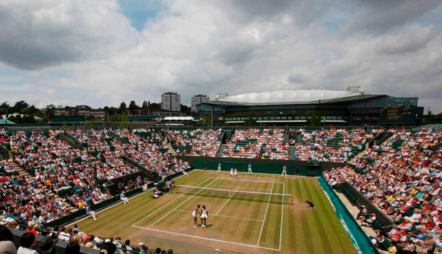 Kurt ve Wimbledonu, na němž hrály čtvrtfinále čtyřhry sestry Williamsovy. | Foto: Reuters