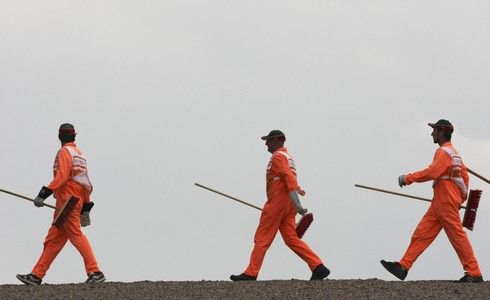 Organizátoři se chystají vyčistit trať | Foto: Sport