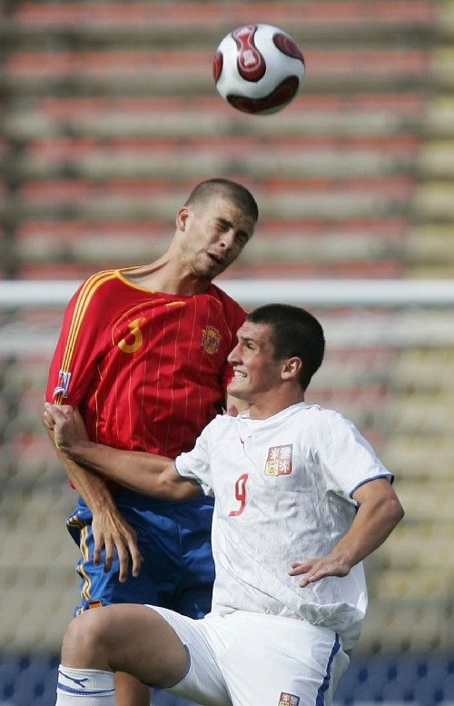 Španěl Jose Crespo (vlevo) v hlavičkovém souboji s Martinem Kúdelou na mistrovství světa fotbalistů do dvaceti let. | Foto: Reuters