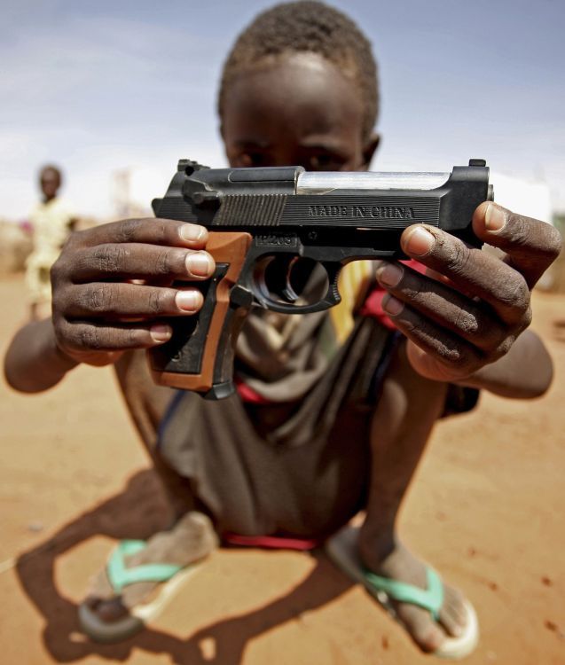 Chlapec drží zbraň vyrobenou v Číně. | Foto: Reuters