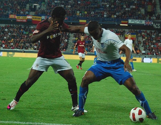 Bony Wilfried v souboji. | Foto: Jakub Šafránek