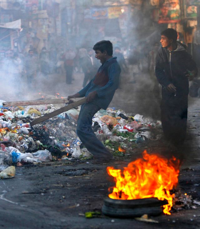 Demonstranti v Rávalpindí. | Foto: Reuters