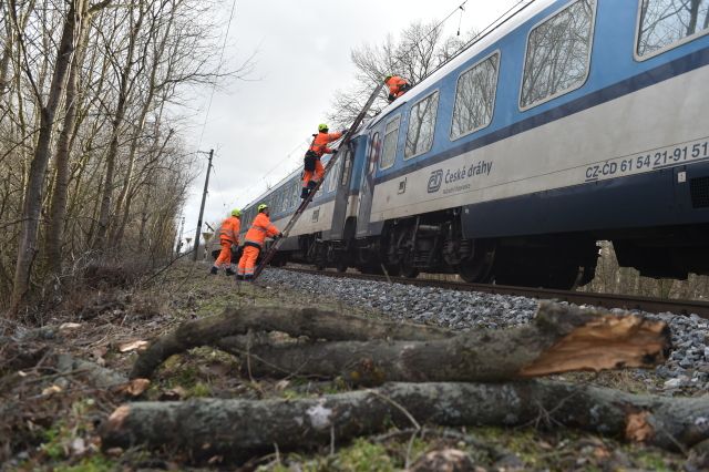 Na Břeclavsku uvízl vlak kvůli spadlé troleji, lidé bez proudu museli čekat na odtah. | Foto: ČTK