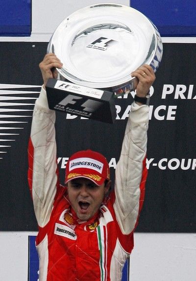 Felipe Massa s trofejí na stupních vítězů. | Foto: Reuters