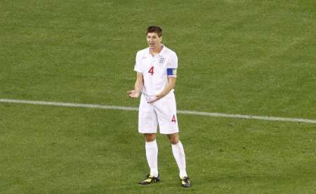 Gerrard vyjádřil dění na hřišti přesně, se spoluhráči si fotbalově nerozumněl. | Foto: Reuters