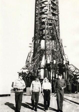 Vladimír Remek si v doprovodu Sovětů prohlíží kosmodrom Bajkonur v Kazachstánu. | Foto: Archiv Oldřicha Pelčáka