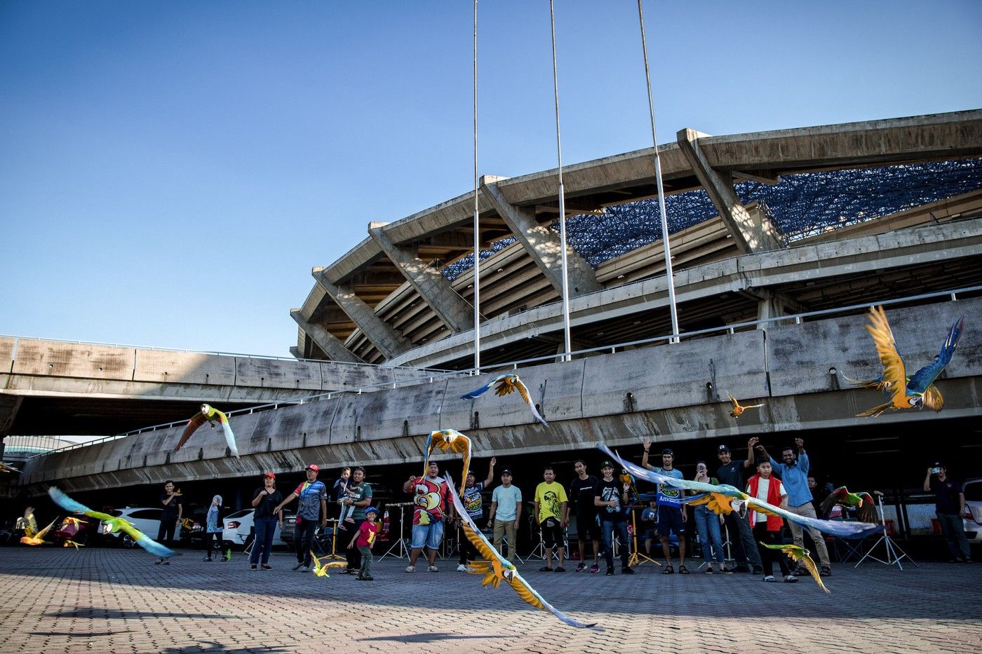 The spectacular collapse of the famous stadium. Photos of the demolition of the Malaysian giant went around the world | Currently.cz