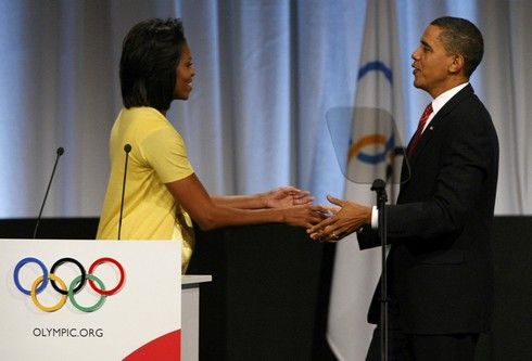 Barack Obama vyprovází svou ženu z řečnického pultu | Foto: Sport