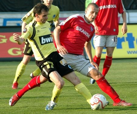 Tomáš Janů a Martin Kuncl bojují o míč v zápase Brna s Libercem. | Foto: Aktuálně.cz