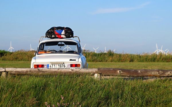 Této Škodě bude letos třiačtyřicet. Je překvapivě spolehlivá, a tak se s ní letos její majitelé prý chystají na další expedici, zřejmě opět na sever. | Foto: Archiv Lucie Vavrečkové