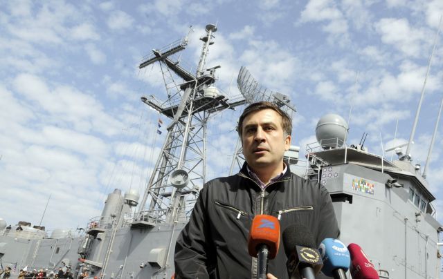 Gruzínský prezident Michail Saakašvili hovoří v přístavu Batumi před americkou vojenskou lodí USS Klakring. | Foto: Reuters