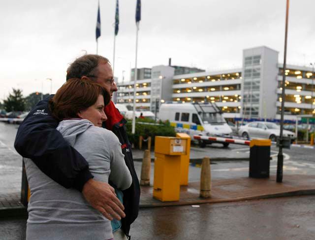 Pár se ohlíží od hotelu zpátky k letišní hale | Foto: Reuters