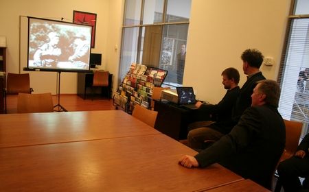 Topolánek si také prohlédl krátký film o tom, jak oficiální maďarská média informovala o vpádu Sovětskych vojsk do československa v roce 1968. | Foto: Roman Staněk