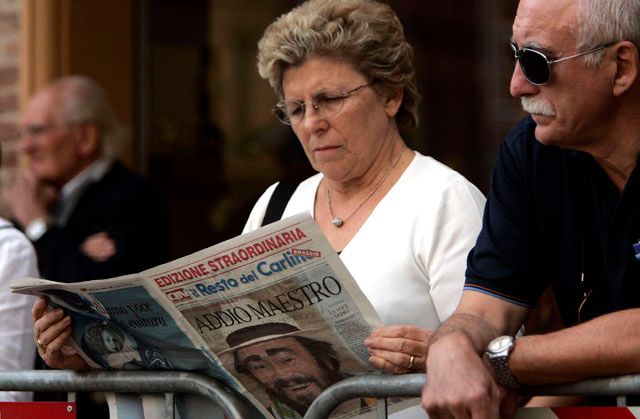 Italka listuje speciálním vydáním novin věnovaným úmrti velkého tenora. Addio, maestro. | Foto: Reuters