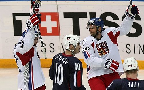 Český reprezentant Jaroslav Bednář (vpravo) se raduje z vítězného gólu v zápase s USA. | Foto: Aktuálně.cz