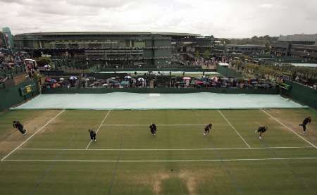 Také dnes už ve Wimbledonu pršelo | Foto: Reuters