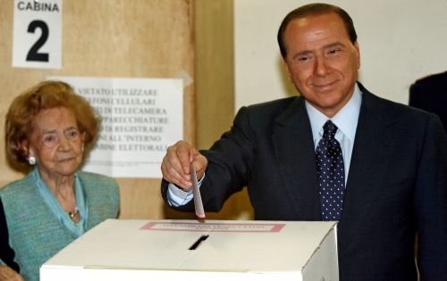 "Štramák" Silvio Berlusconi přišel do milánské volební místnosti se svou matkou | Foto: Reuters