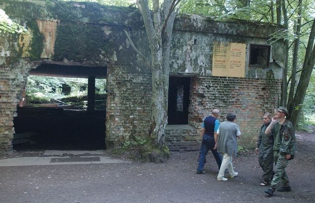 Trosky bývalého Hitlerova bunkru "Vlčí doupě" v mazurských lesích v dnešním Polsku poblíž městečka Kętrzyn se staly turistickou atrakcí. | Foto: ČTK