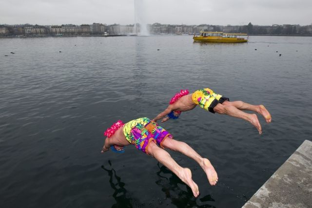 Synchronizovaní švýcarští recesisté v posledním zlomku vteřiny nad hladinou Ženevského jezera. | Foto: Reuters